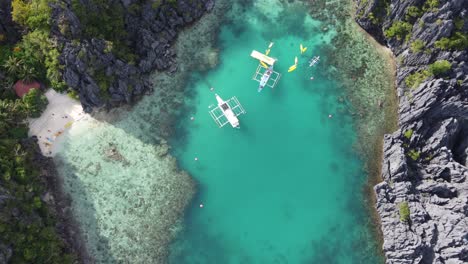 agua azul turquesa poco profunda de una pequeña laguna tropical en el nido