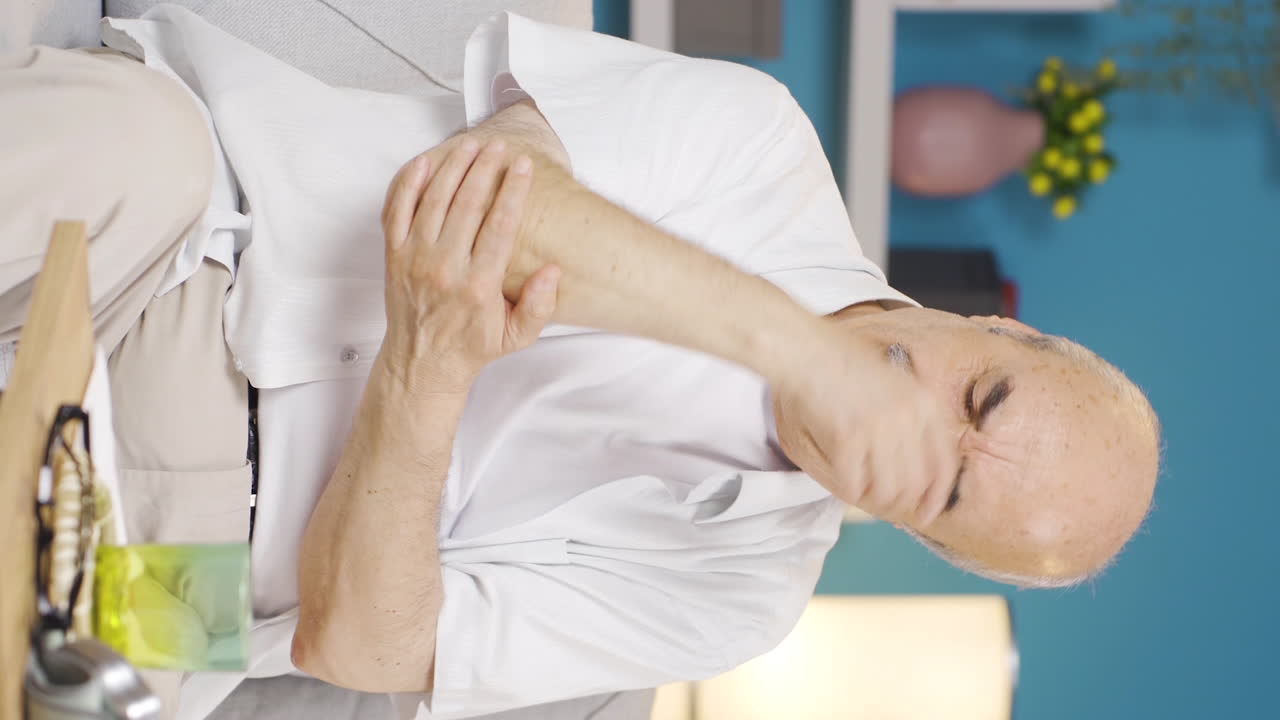 video vertical de un anciano con picazón en los brazos.