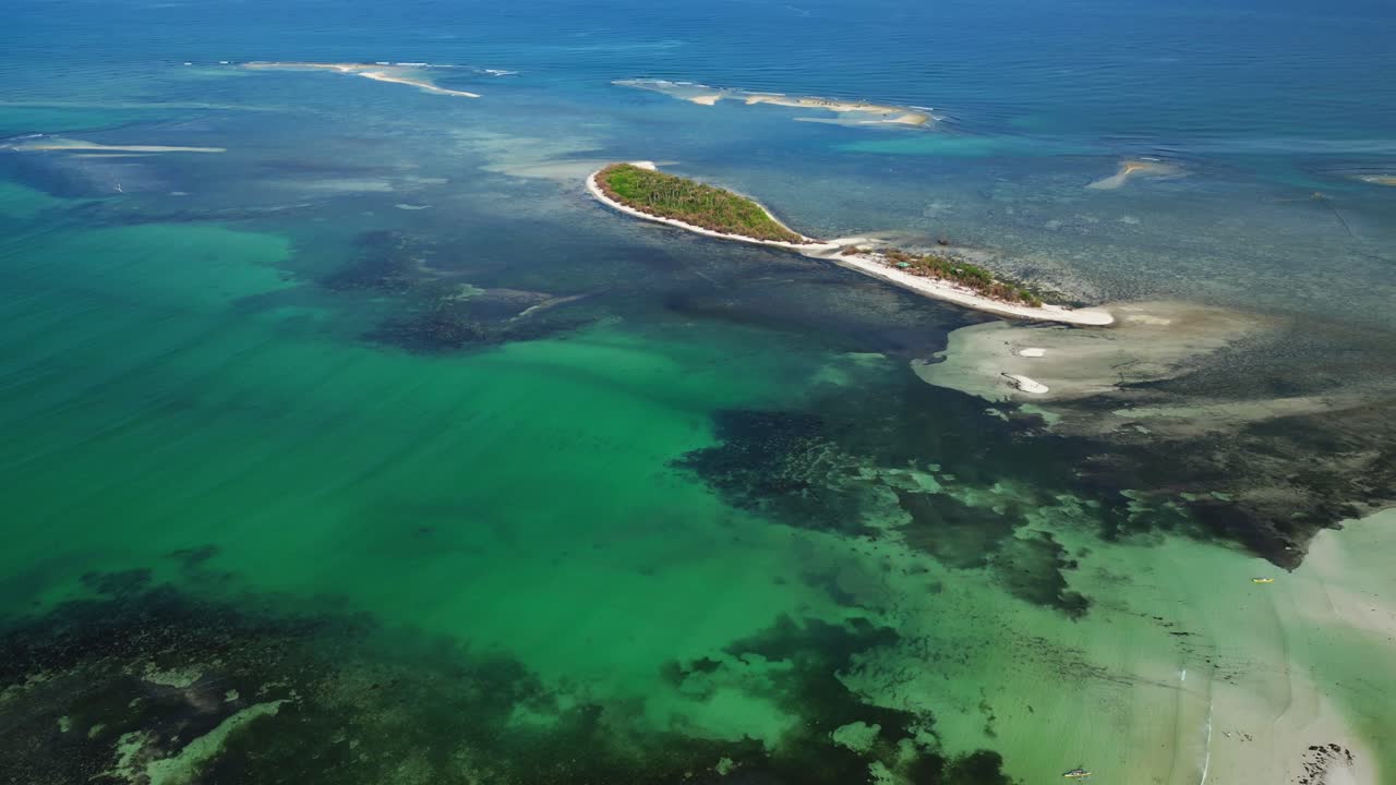 Foto aerea con drone ad alta quota che mostra le numerose isole di Tondol con acque verde-azzurro vibrante e bordi sabbiosi
