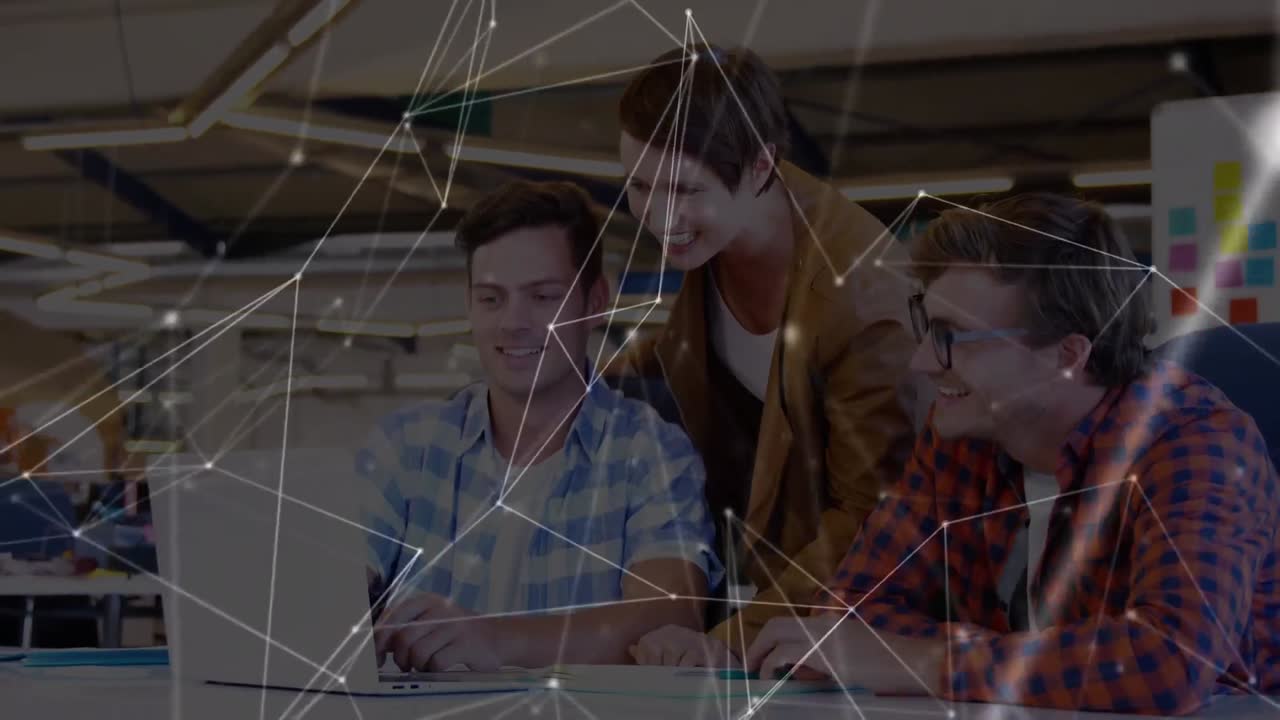 red de conexiones a través de un grupo de diversas personas de negocios que usan computadoras portátiles en la oficina