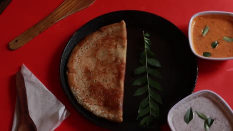 Masala-Dosa,-Comida-Del-Sur-De-La-India-Dosa,-Sambhar-Y-Chutney-De-Coco-Sobre-Fondo-Rojo