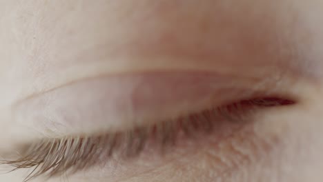 primer plano de la pupila de una persona que se contrae