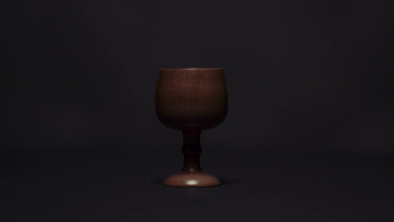 Calice di Legno su Sfondo Scuro