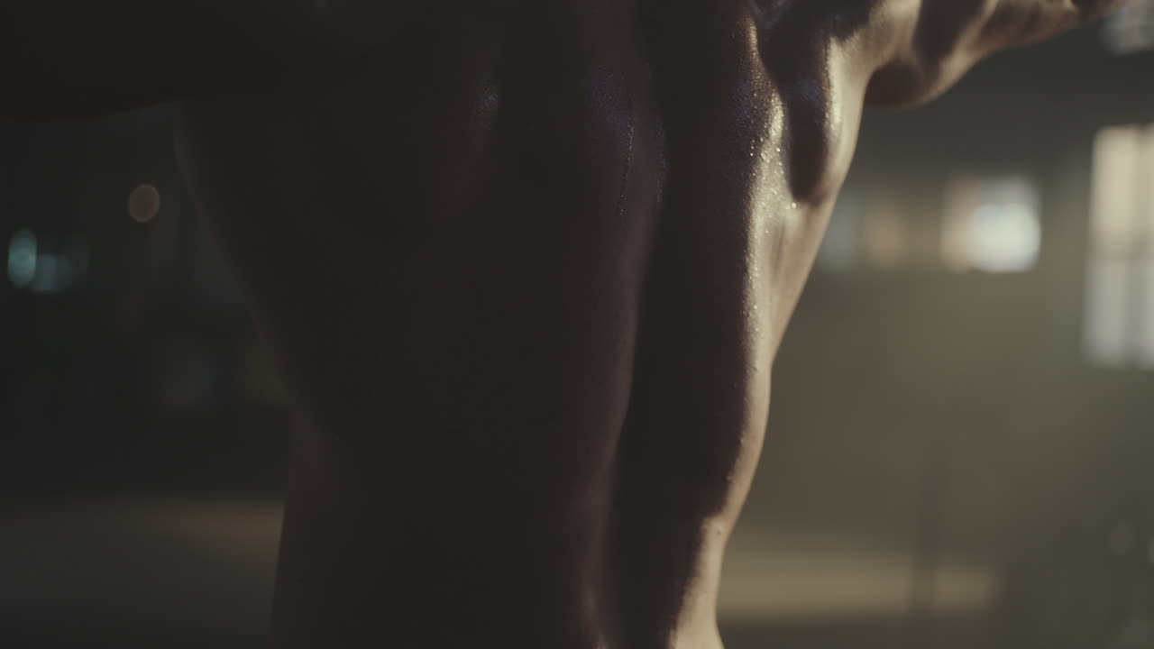 hombre musculoso haciendo ejercicio