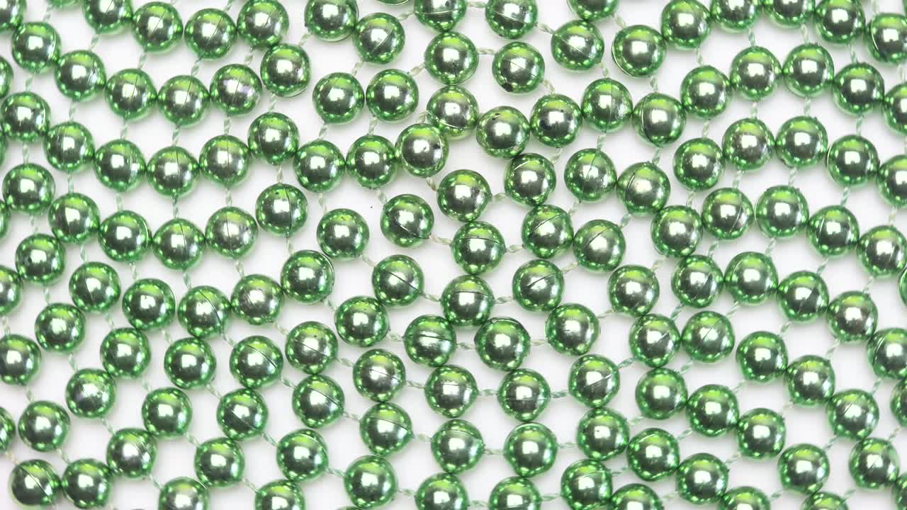 색 배경에 원으로 회전하는 초록색 공.