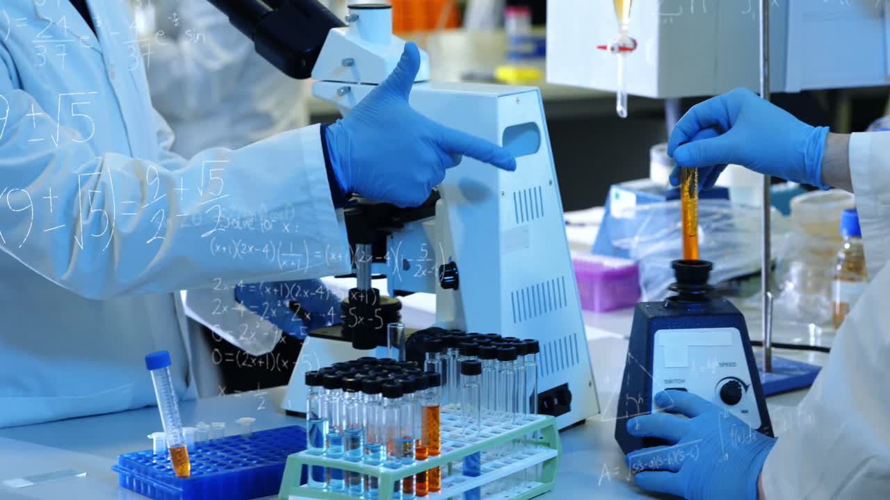animación de ecuaciones matemáticas sobre un grupo de científicos diversos en el laboratorio