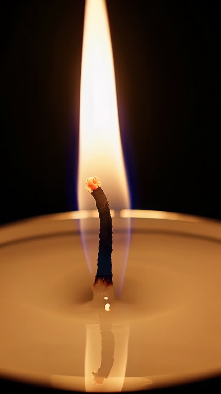Primo piano di una candela accesa