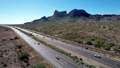 Antena-De-Carreteras-De-Arizona,-Montañas-A-Lo-Largo-De-La-Carretera-Justo-Encima-De-Tucson,-Arizona