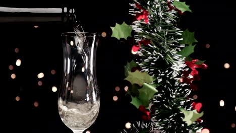 Gießen-Champagner-In-Zeitlupe-In-Flöte-Mit-Weihnachtsgirlandendekoration-Und-Lichtern