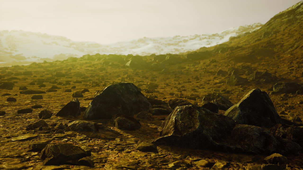 colina rocosa cubierta de nieve en medio del desierto en un día nublado