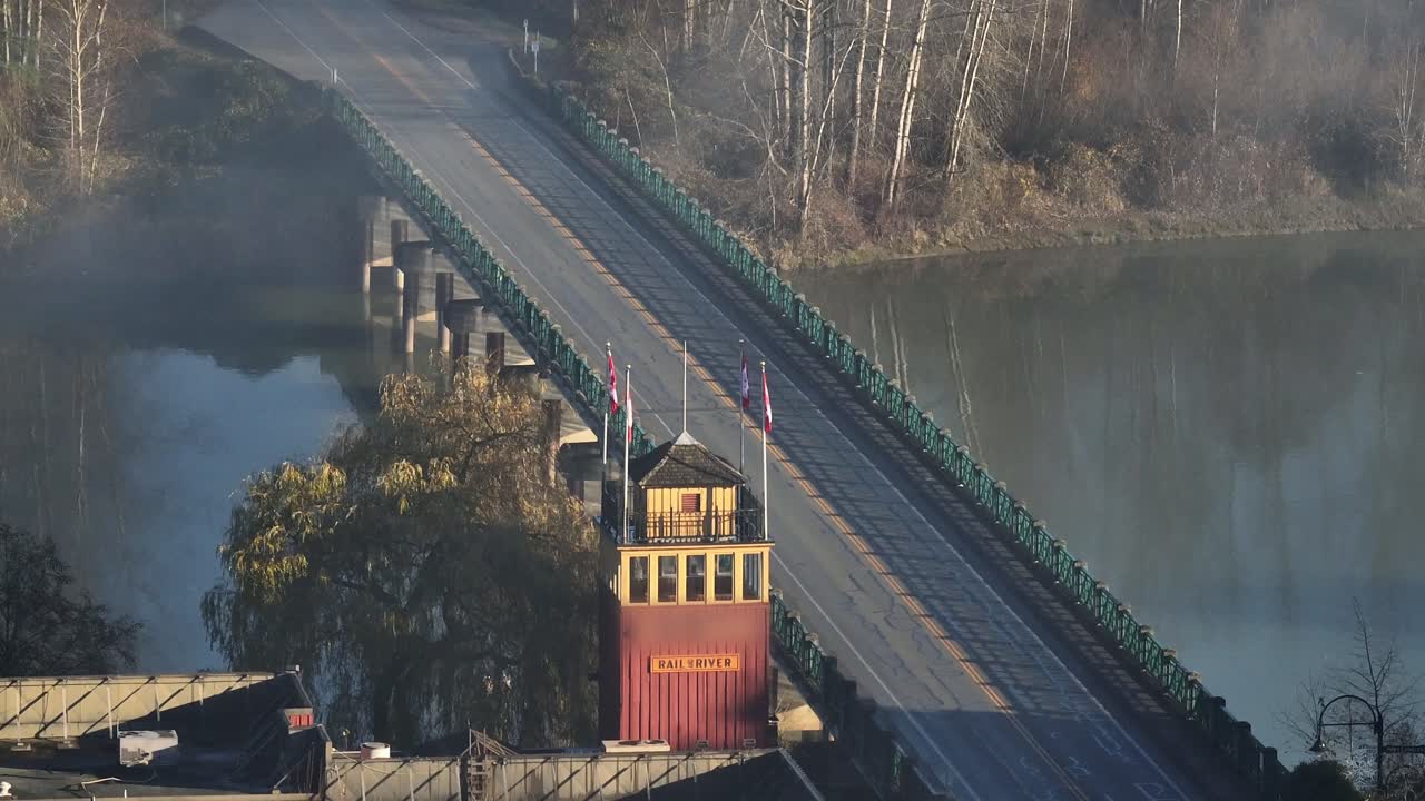 제이 할디 다리가 프레이저 강을 가로지르는 안개가 가득한 아침에 포트 랭리, bc, 캐나다에서 - 공중 촬영