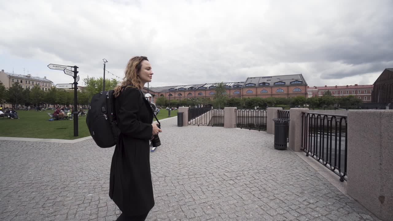 Wanita memotret di taman di St. Petersburg