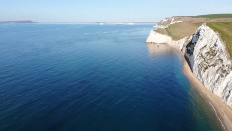 在durdle door附近有白色悬崖的安静的英吉利海峡水域的空中景色