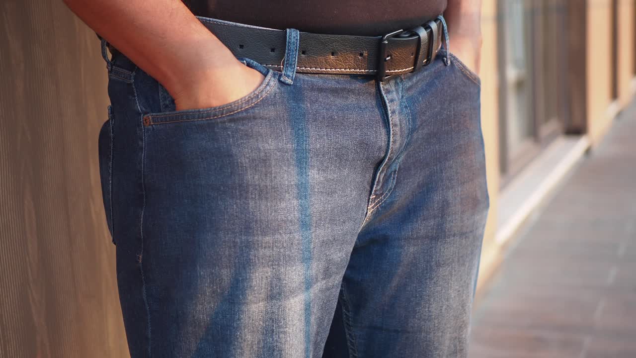 청바지와 검은 벨트를 입은 남자