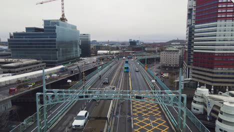 Tranvía-En-Los-Vehículos-Que-Viajan-En-El-Viejo-Puente-Gota-Alv-Cerca-Del-Nuevo-Puente-Y-Lilla-Bommen-En-Gotemburgo,-Suecia