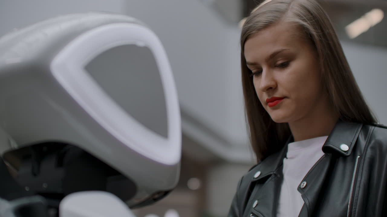 el robot mira a la chica. inteligencia artificial. tecnologías robóticas modernas. el robot mira á la chica con ojos enamorados. tecnologías roboticas modernas