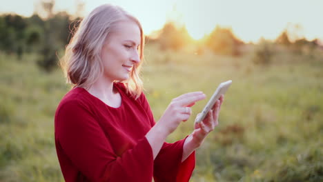 Attraktive-Lächelnde-Frau-Mit-Digitalem-Tablet-Im-Freien-Im-Sommer-8