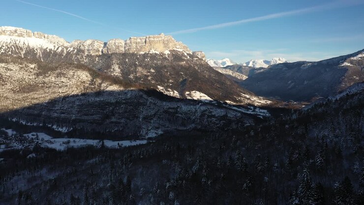 Splendida vista invernale del Monte Parmelan ad Annecy, Alpi francesi