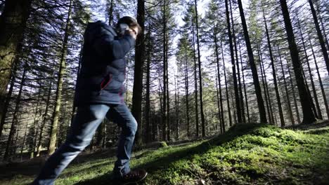 Hombre-Hablando-Por-Teléfono-En-Un-Bosque