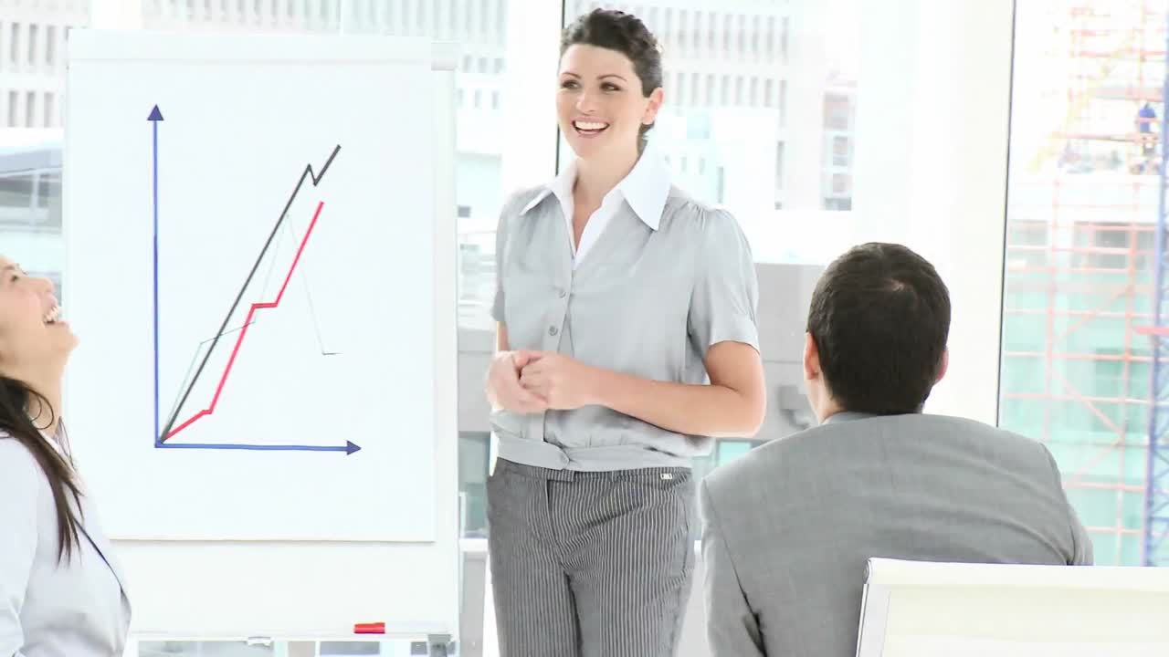 mujer ejecutiva que informa las cifras de ventas