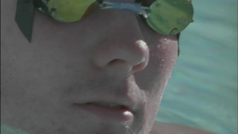 Eine-Schwimmerin-Passt-Ihre-Schwimmbrille-An