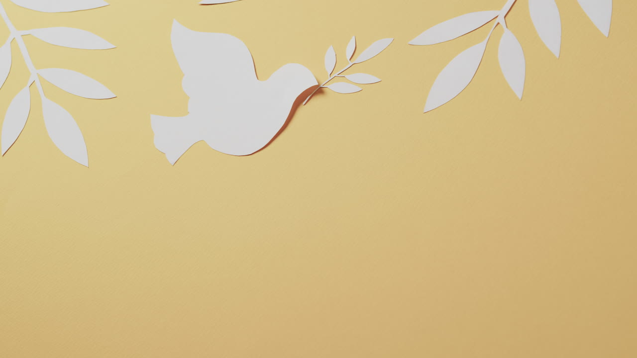 primer plano de paloma blanca con hojas y espacio de copia en fondo amarillo