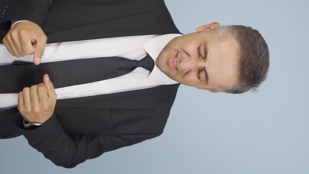 video vertical de un hombre de negocios con ansiedad de negocios.