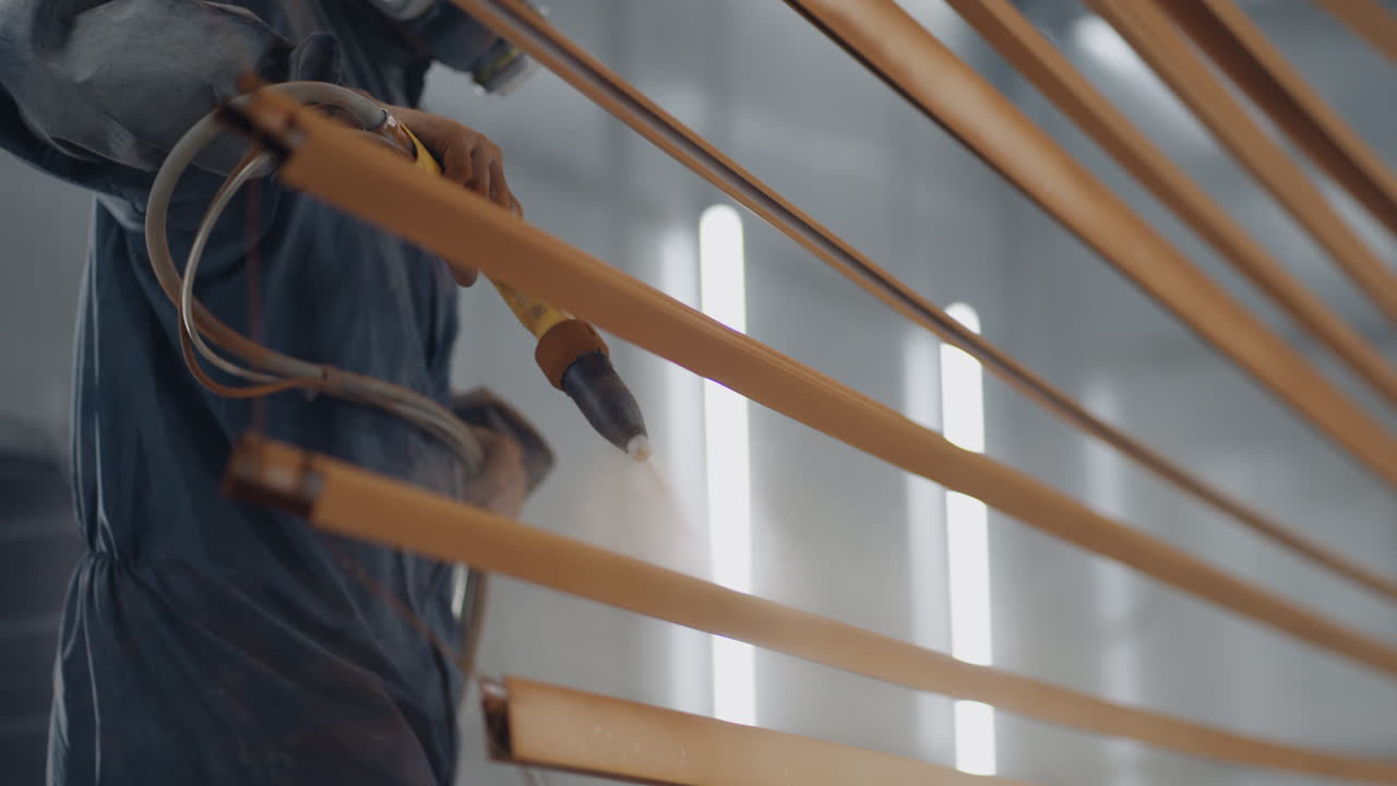 primer plano de la pistola de pulverización de pintura. pintura en polvo. pintura de metal en la fábrica