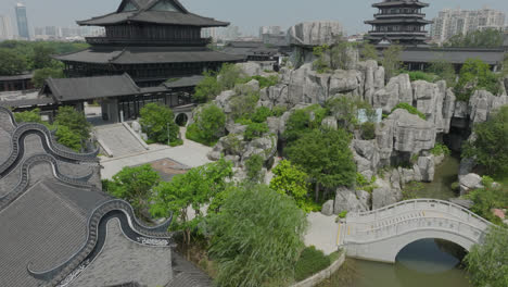 hermosa construcción china oriental con un jardín