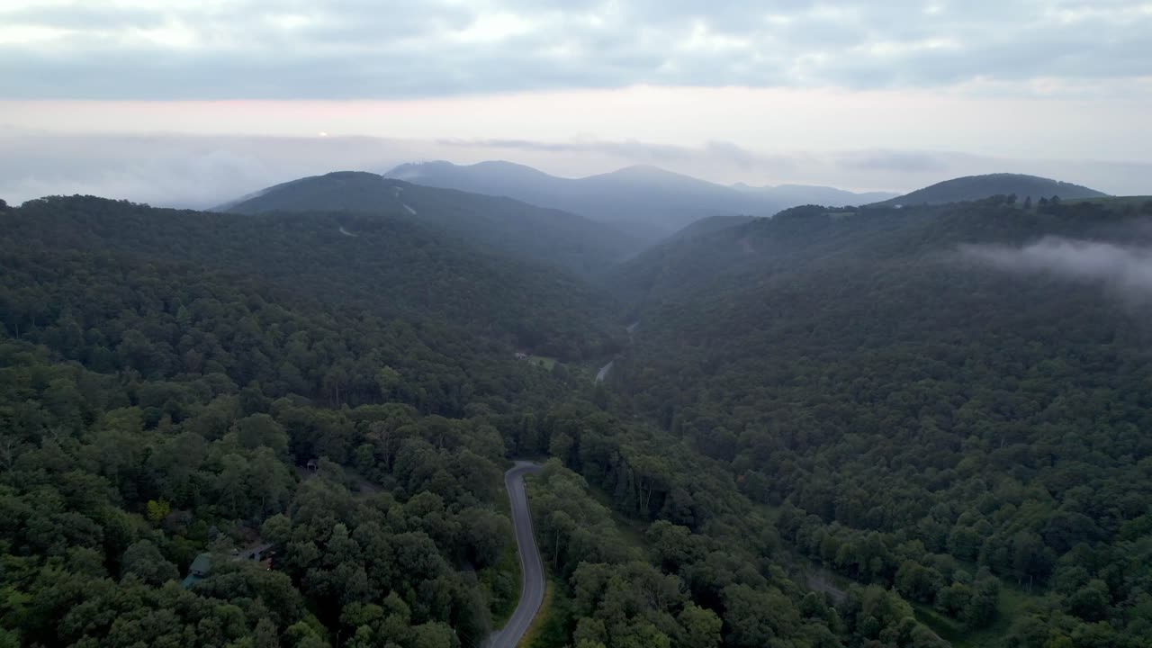 niebla aérea matutina a través de la cresta azul y las montañas apalaches cerca de boone y blowing rock nc, carolina del norte