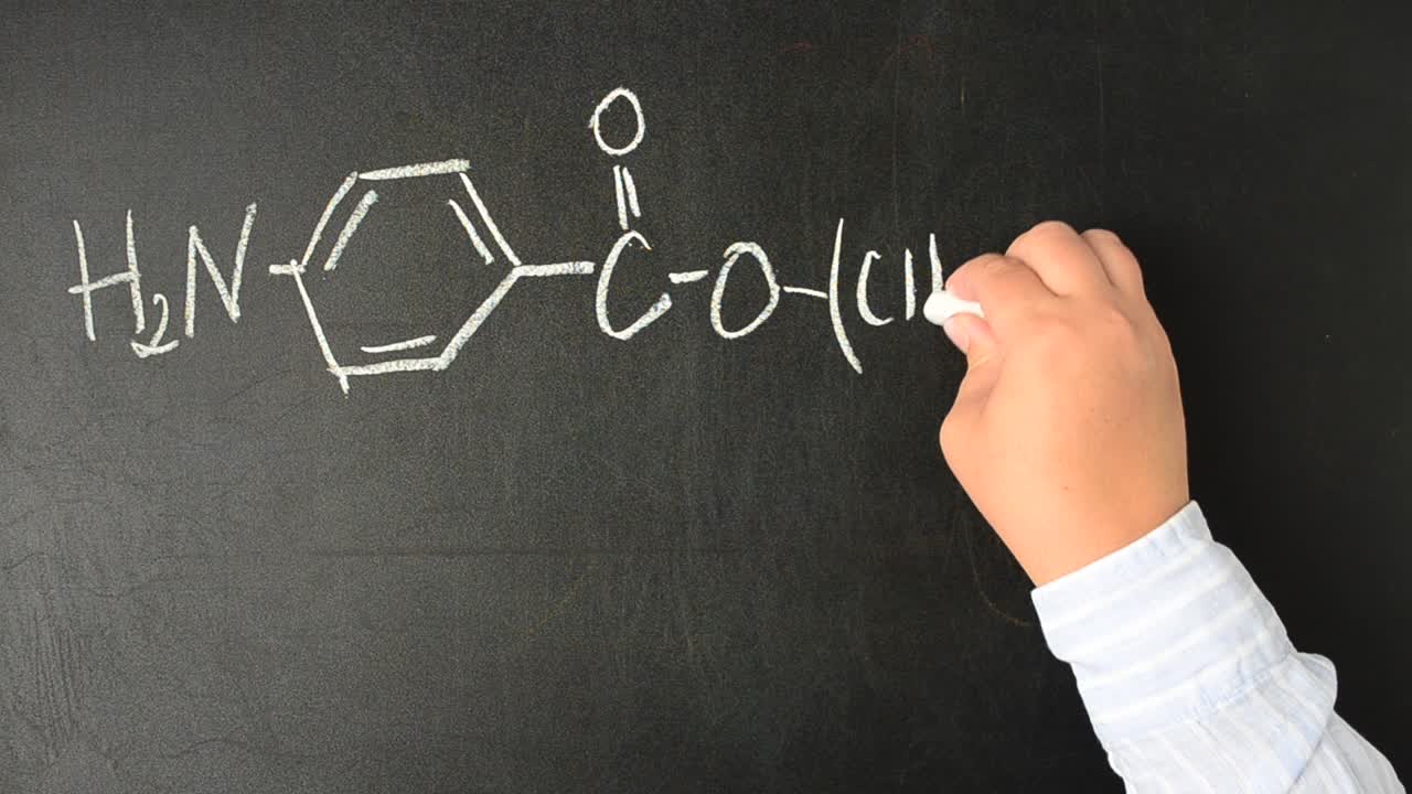 Formula chimica della Novocaina. Scriviamo con il gesso su una lavagna
