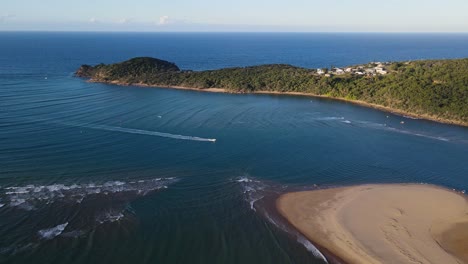 Lancha-Rápida-Viaja-En-El-Mar-De-Coral-Junto-A-La-Península-De-1770-Ciudad-En-La-Región-De-Gladstone,-Qld,-Australia