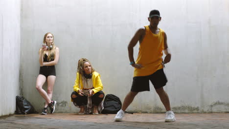 Hip-hop,-diversity-and-dance-friends-in-city