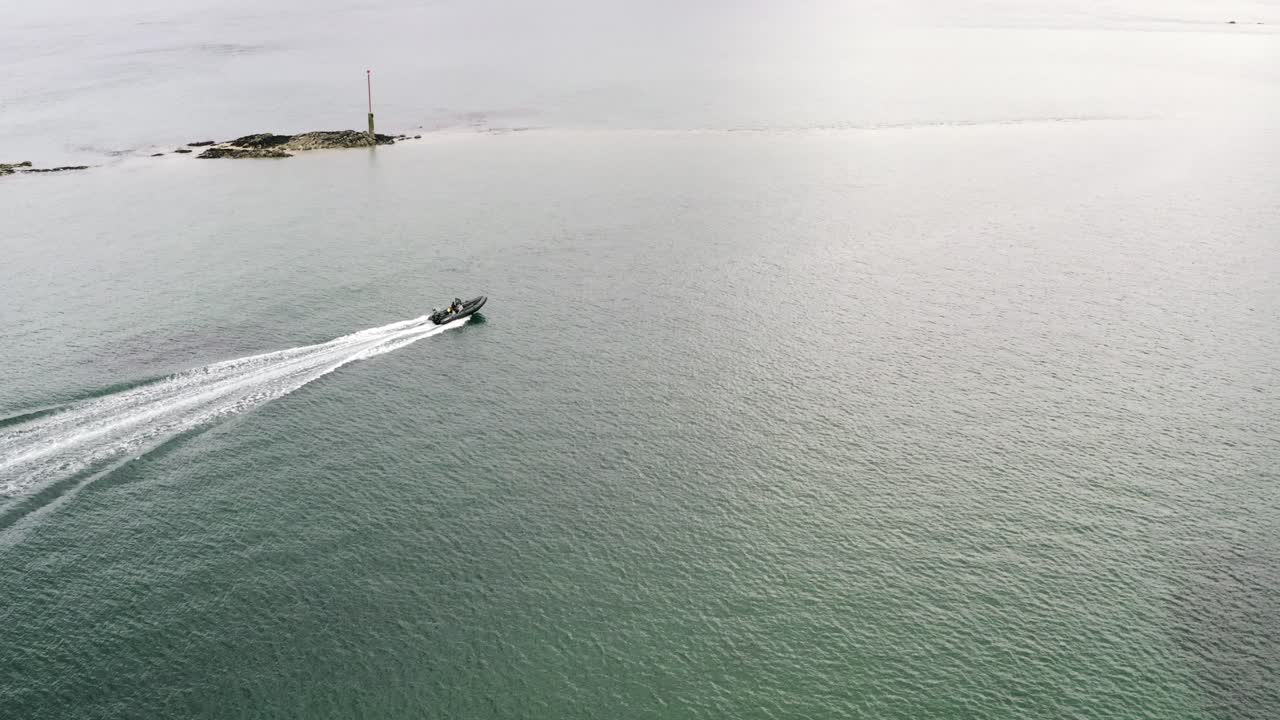 섬 근처 의 물 에 있는 스피드 보트