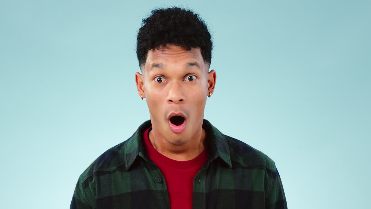 와우, 얼굴과 한 남자의 반응에 놀랐다