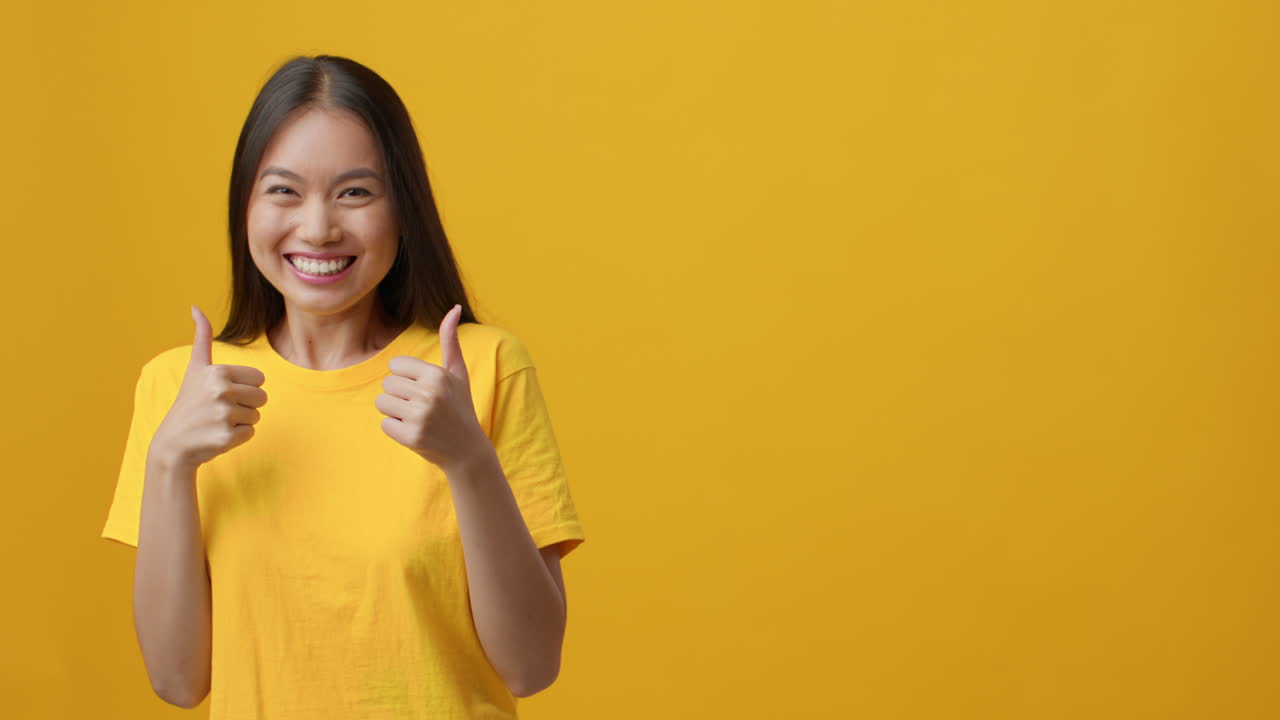 mujer dando pulgares hacia arriba