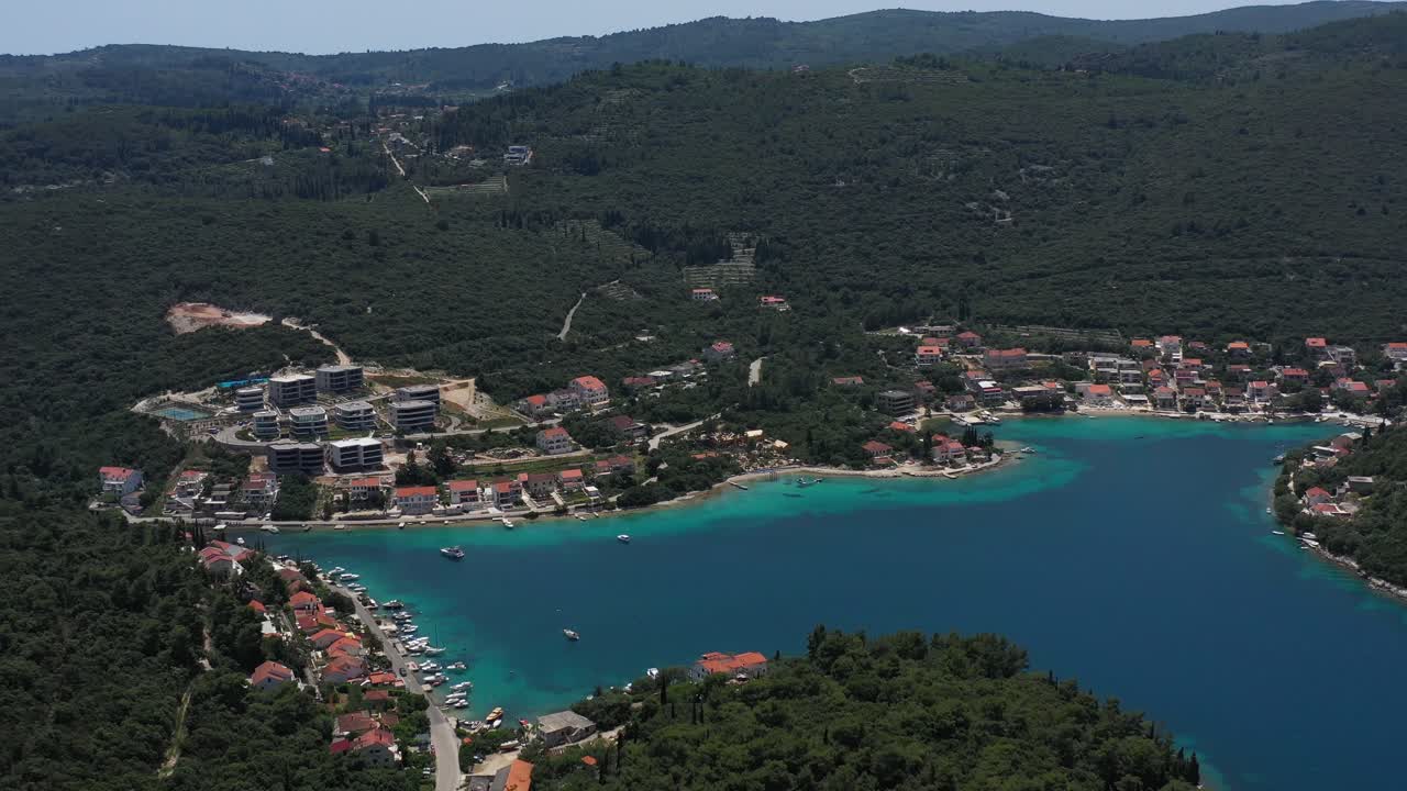 Úžasný výhled na hory, bujný les a moře na Korčule v Chorvatsku - letecký záběr
