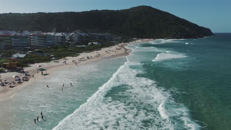 Eine-Atemberaubende-Luftaufnahme-Fängt-Die-Schönheit-Des-Brava-Strandes-In-Florianopolis,-Santa-Catarina,-Brasilien,-An-Einem-Wunderschönen-Tag-Unter-Dem-Klaren-Blauen-Himmel-Ein