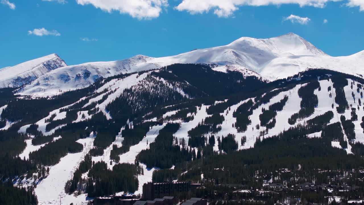 tomada de un dron de la estación de esquí de breckenridge en un día soleado con cielos azules