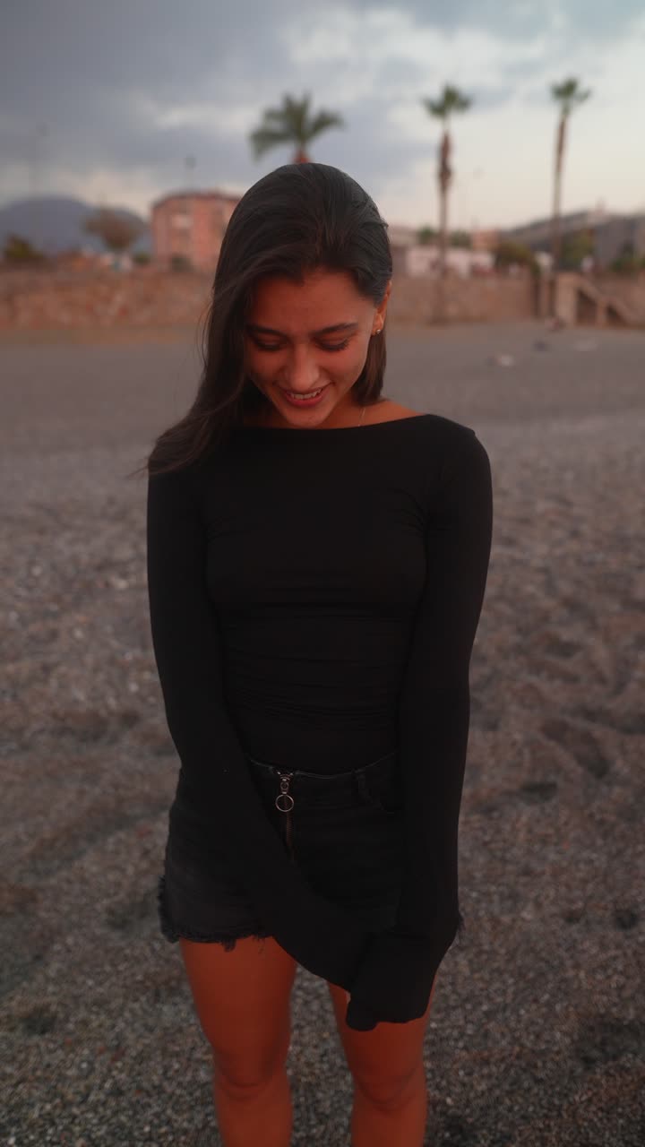 joven en la playa al atardecer