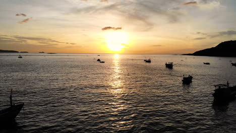 zooming in the sun at sunset on the water