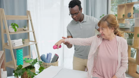 fitness, fisioterapia y mujer mayor con negro