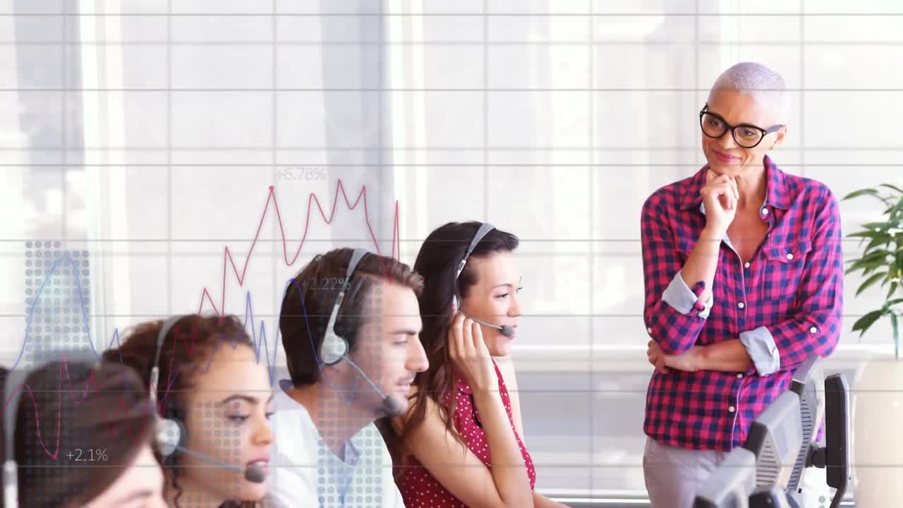 animación de estadísticas y procesamiento de datos sobre personas de negocios que usan auriculares telefónicos