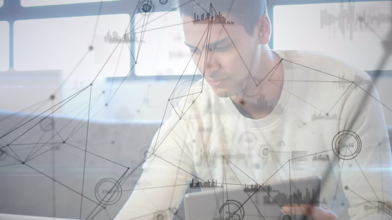animación de redes de conexiones a través de empresario caucásico usando computadora portátil y tableta