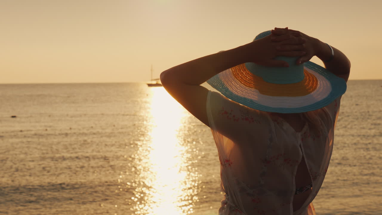 una mujer con un sombrero espera el amanecer sobre el concepto de vacaciones y vacaciones en el mar