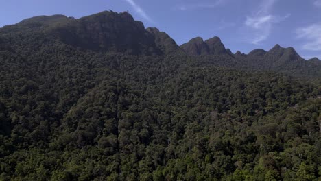 Gesundes-Ökosystem,-Grünes-Dschungeldach-Bedeckt-Die-Hänge-Der-Dramatischen-Berggipfel-In-Langkawi,-Malaysia