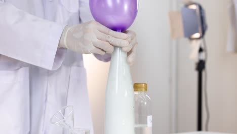 balloon inflates using baking soda and vinegar