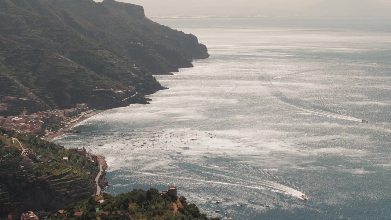 La luce del mattino illumina il mare lungo la Costiera Amalfitana in Italia.