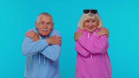 una pareja de mayores feliz sonriendo juntos.