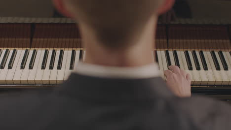 un hombre toca un piano